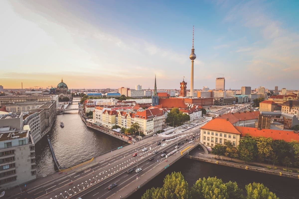 Vista urbana de Berlín con la torre de televisión