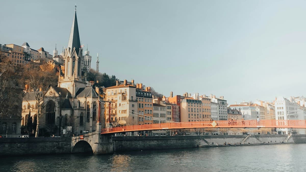 Vista urbana de Lyon junto al río