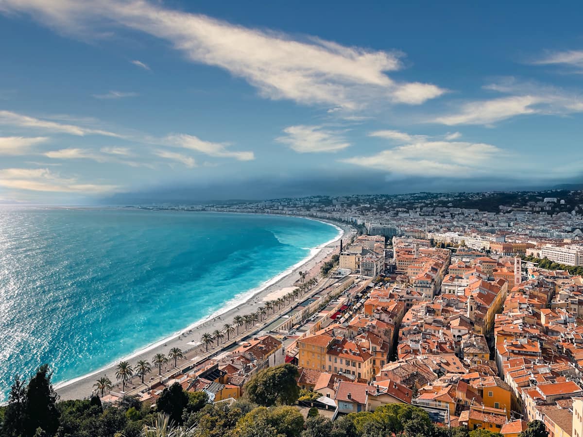 Vista aérea de Niza junto al Mediterráneo