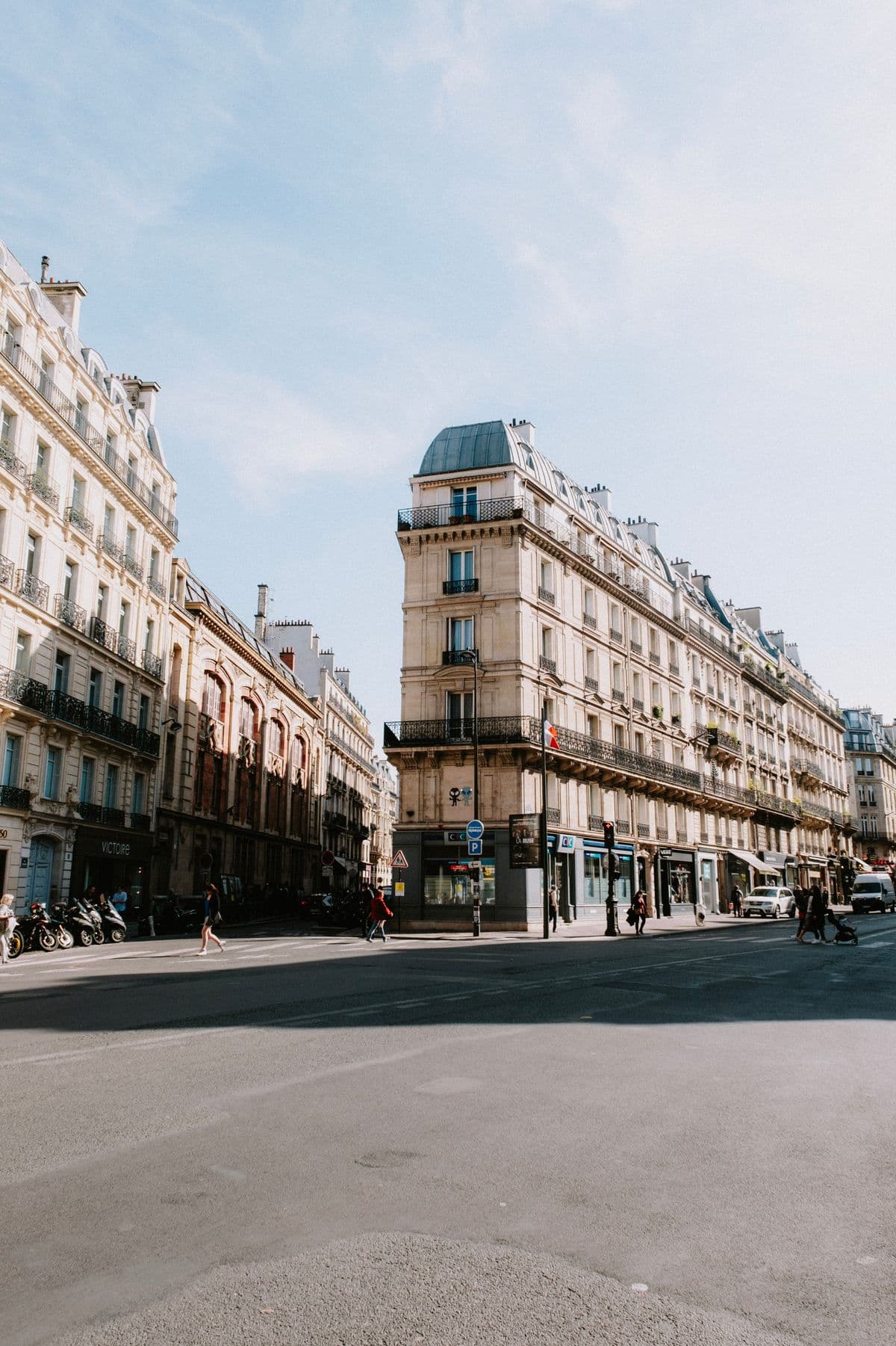 Calle de París con arquitectura clásica