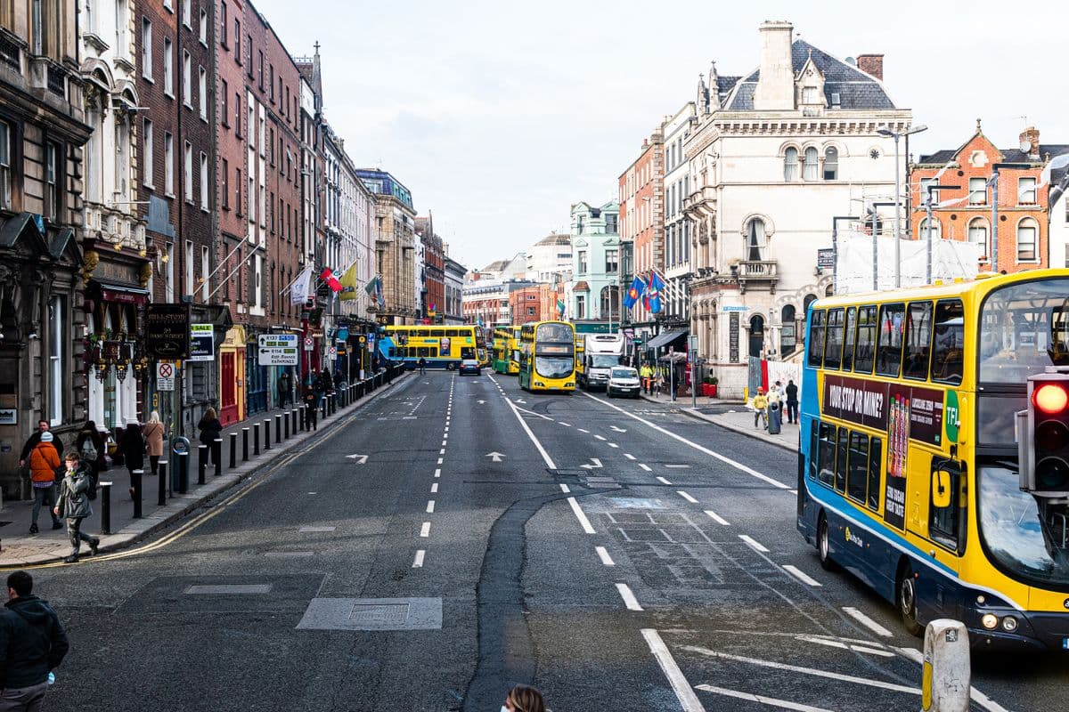 Una calle de Dublín con peatones y autobuses