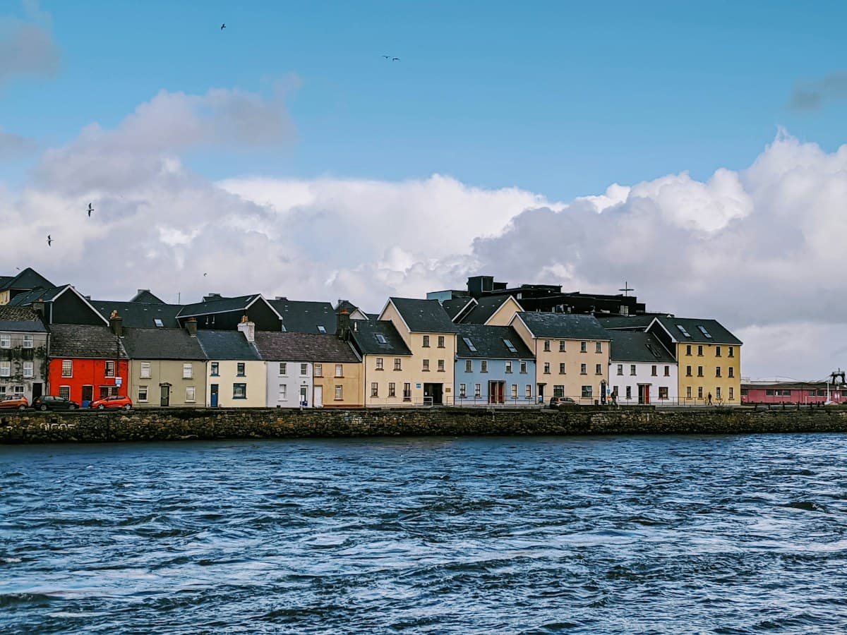 Costa y casas coloridas de Galway