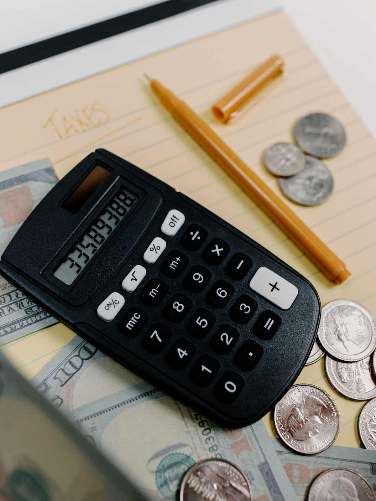 Calculadora, dinero y anotaciones para organizar un presupuesto